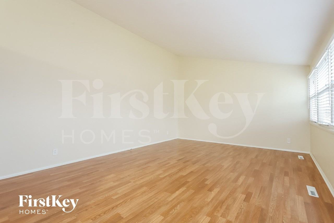 660 Jefferson Ave - Photo 3 of 15