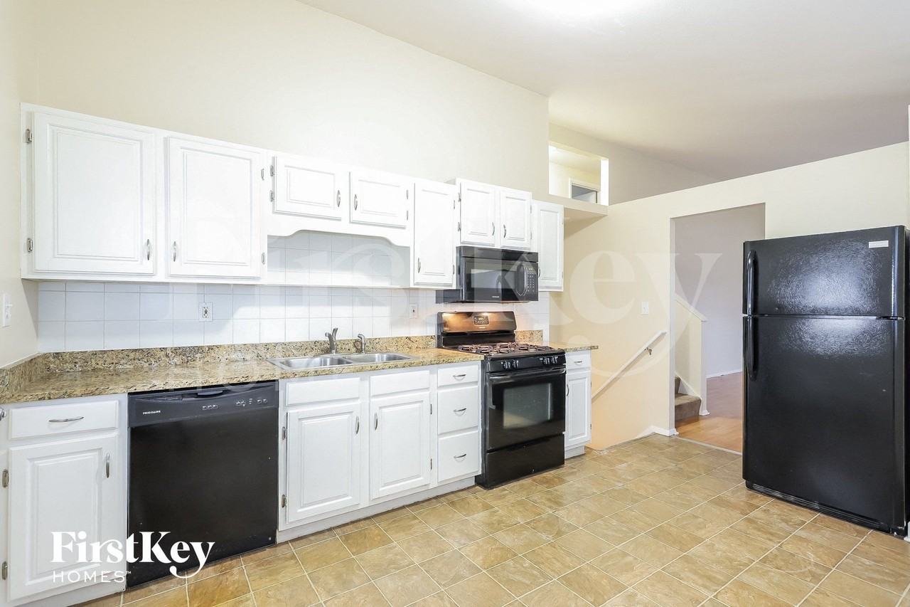 660 Jefferson Ave - Photo 5 of 15