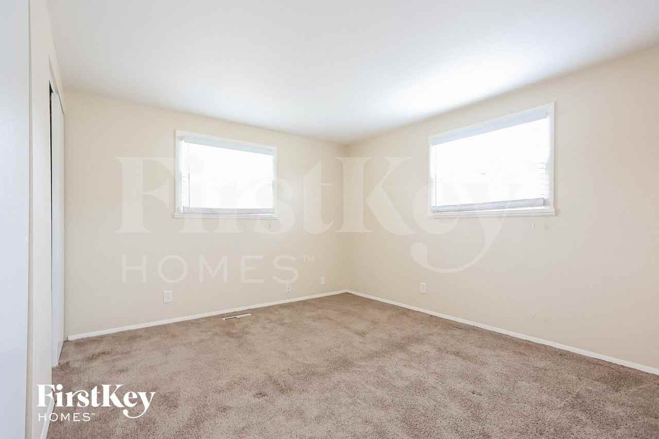 660 Jefferson Ave - Photo 7 of 15