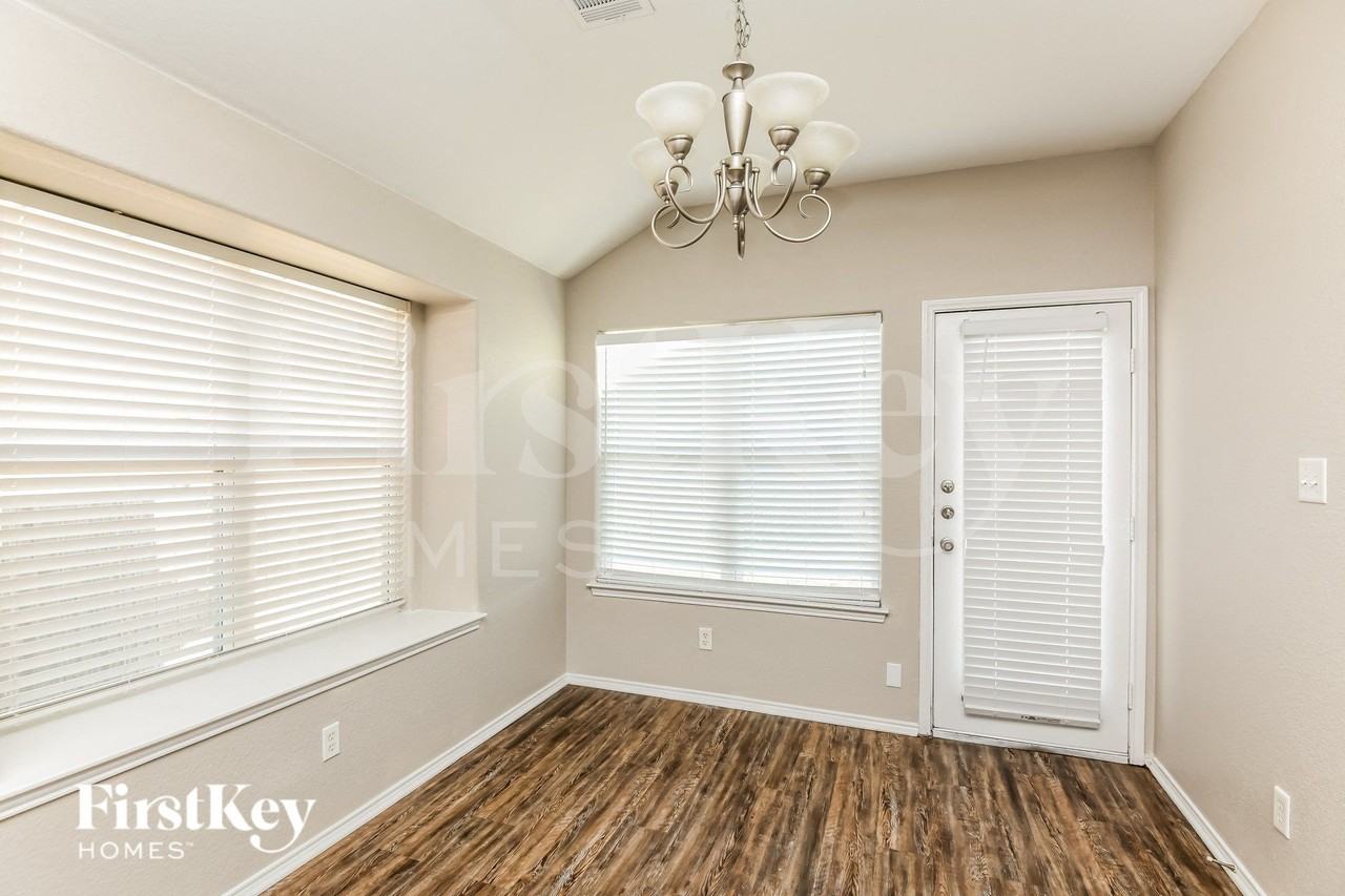 5829 Parkview Hills Ln - Photo 4 of 15