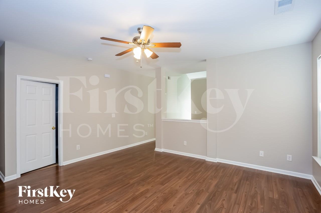 4915 Abercromby St - Photo 5 of 16
