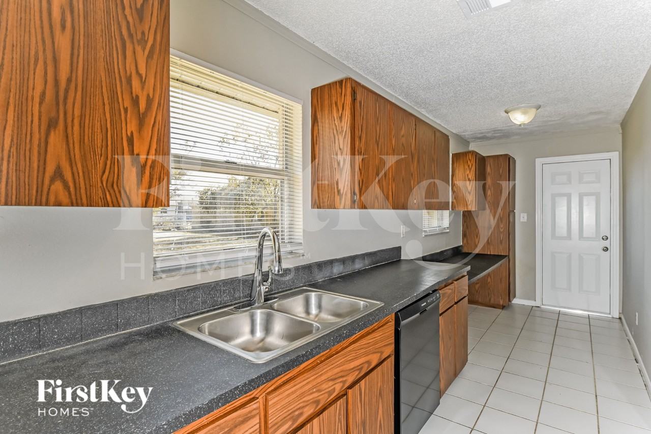 325 Ne 23rd Ave - Photo 5 of 16