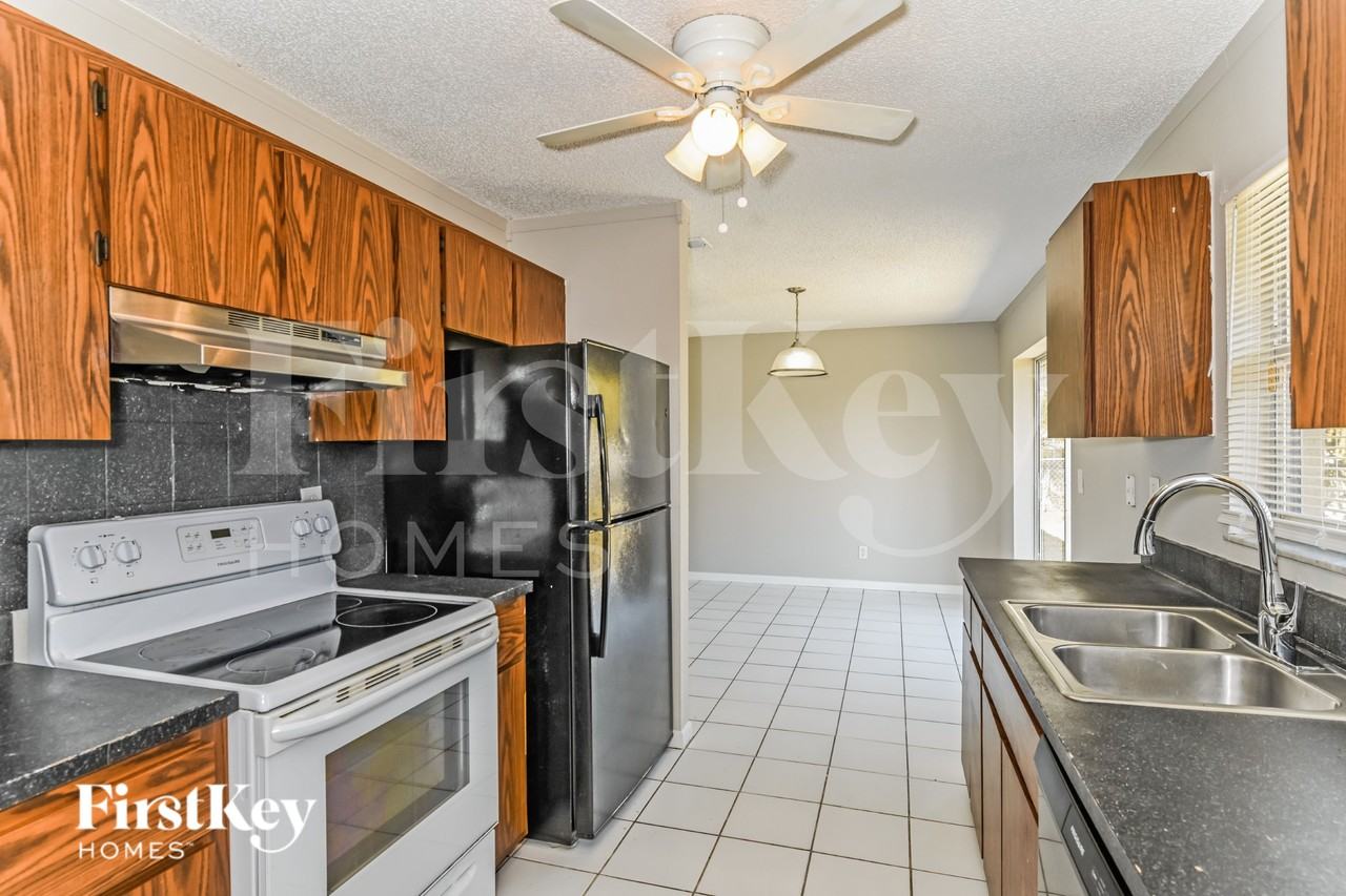 325 Ne 23rd Ave - Photo 6 of 16