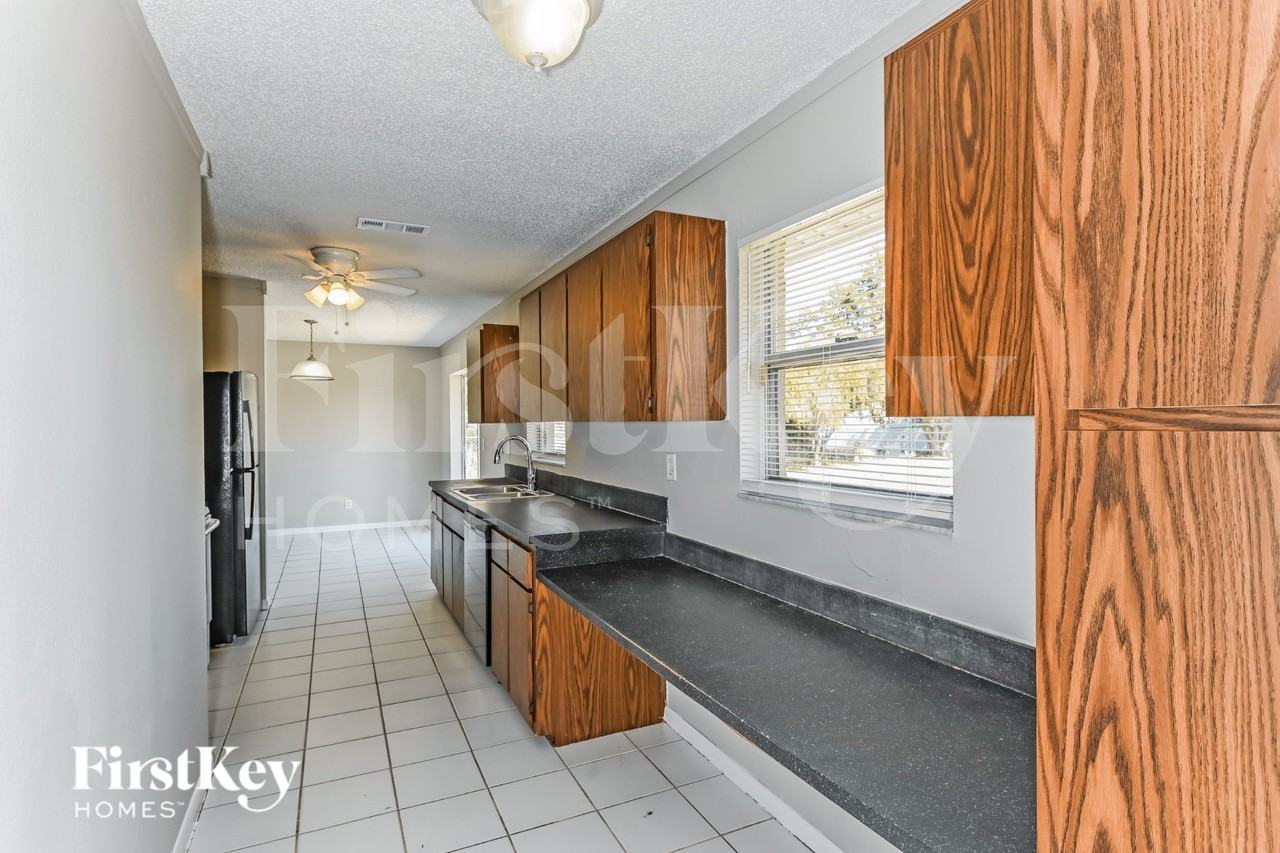 325 Ne 23rd Ave - Photo 7 of 16