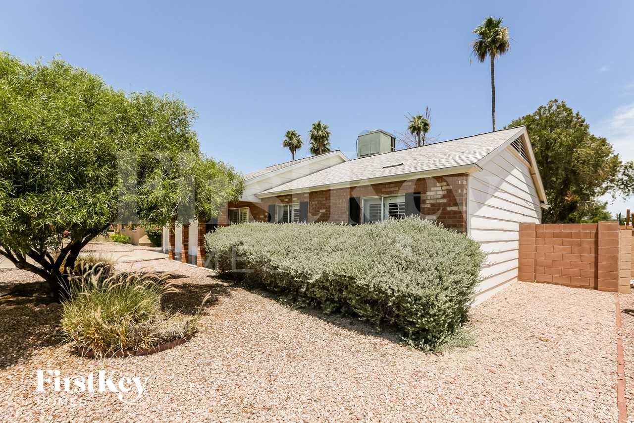 2922 E Sierra St - Photo 3 of 16