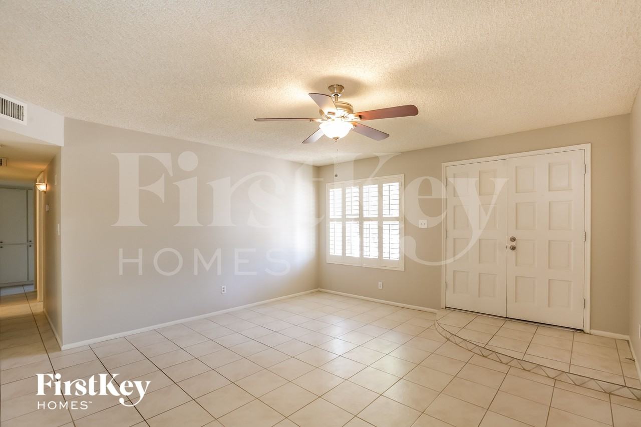 2922 E Sierra St - Photo 4 of 16