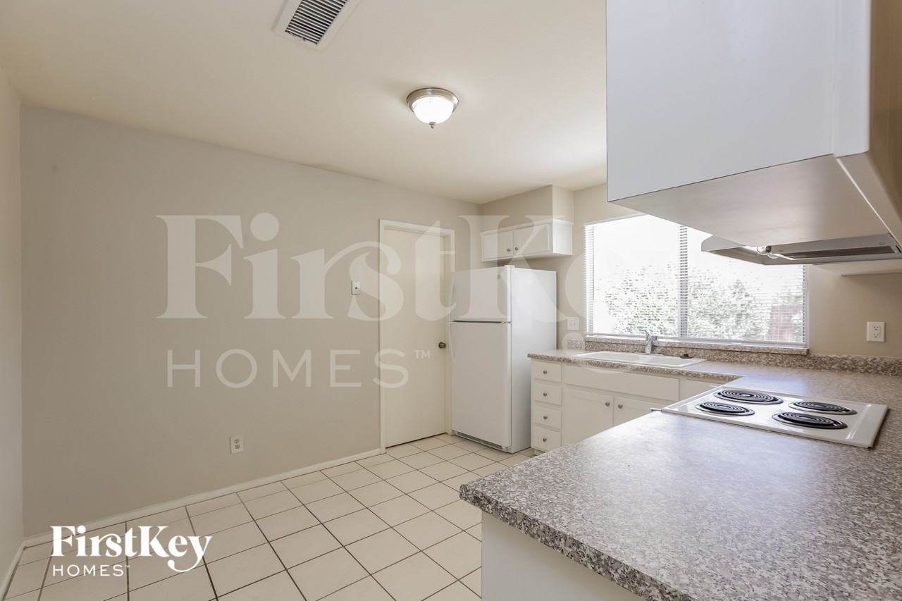 2922 E Sierra St - Photo 7 of 16