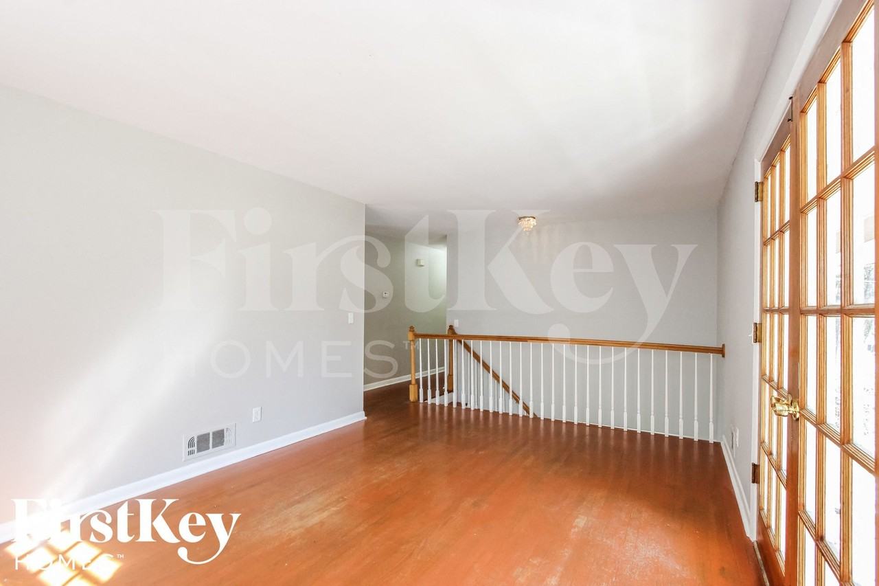 2739 Sherlock Dr - Photo 2 of 15