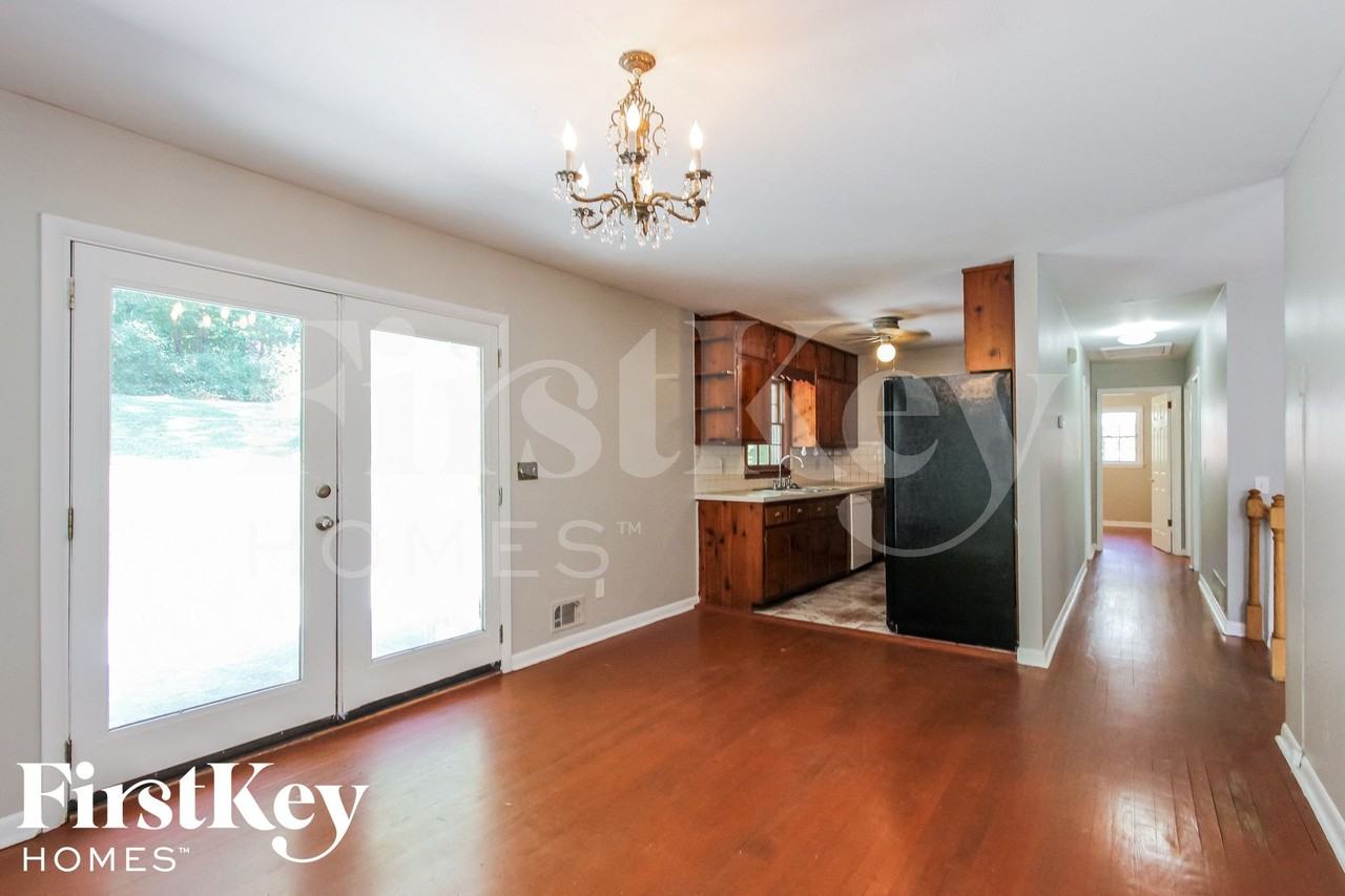 2739 Sherlock Dr - Photo 4 of 15