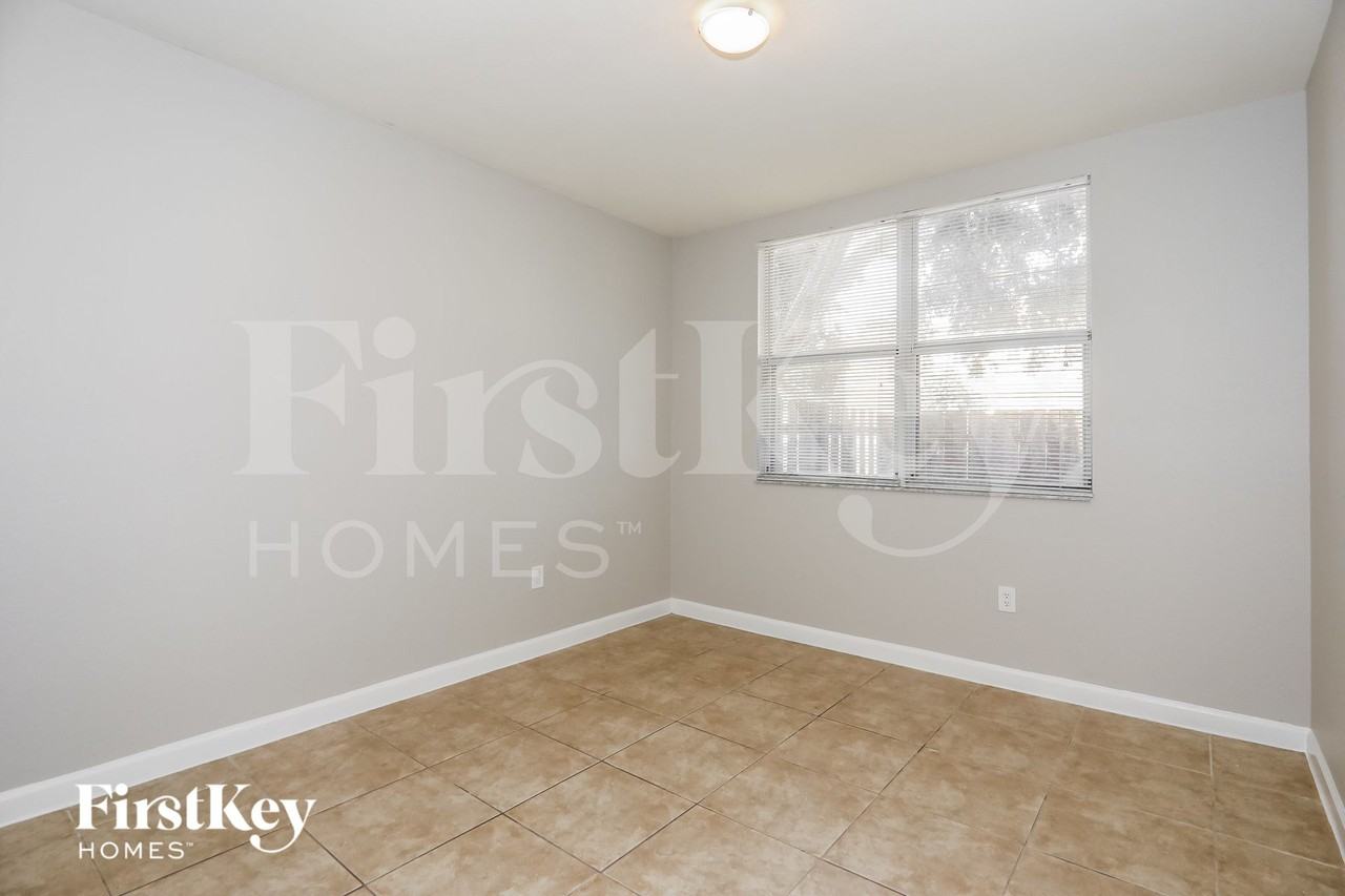 1495 Neavenue #102 - Photo 3 of 15