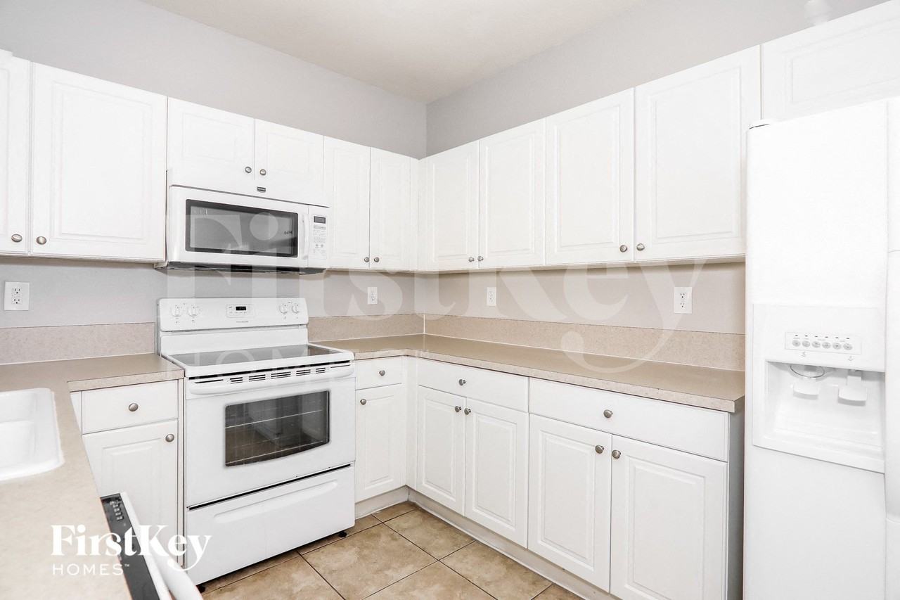 1495 Neavenue #102 - Photo 6 of 15