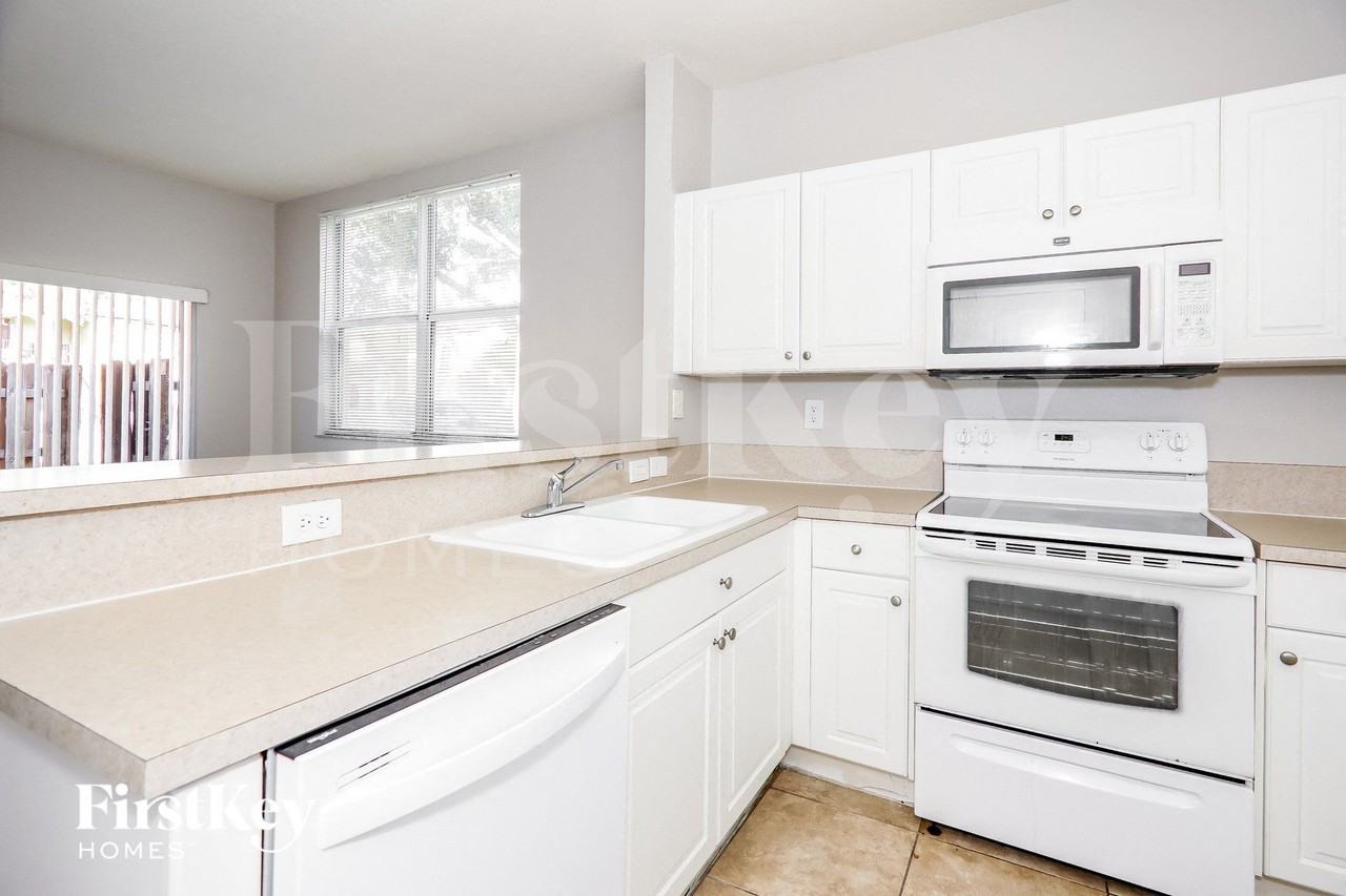 1495 Neavenue #102 - Photo 7 of 15