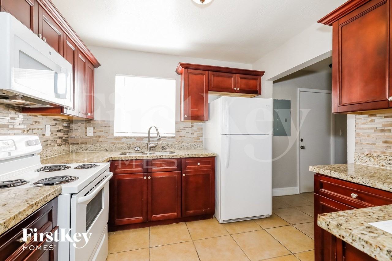 1345 Nw 188th St - Photo 5 of 15