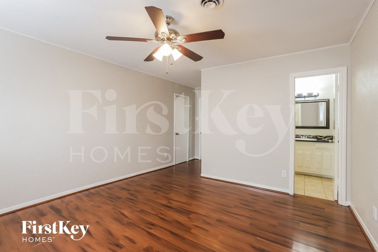 12115 Hillcroft Ave - Photo 3 of 15