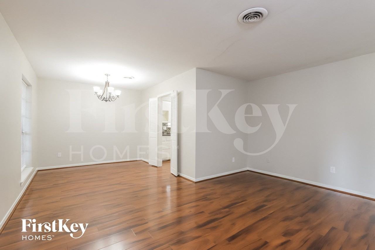 12115 Hillcroft Ave - Photo 4 of 15