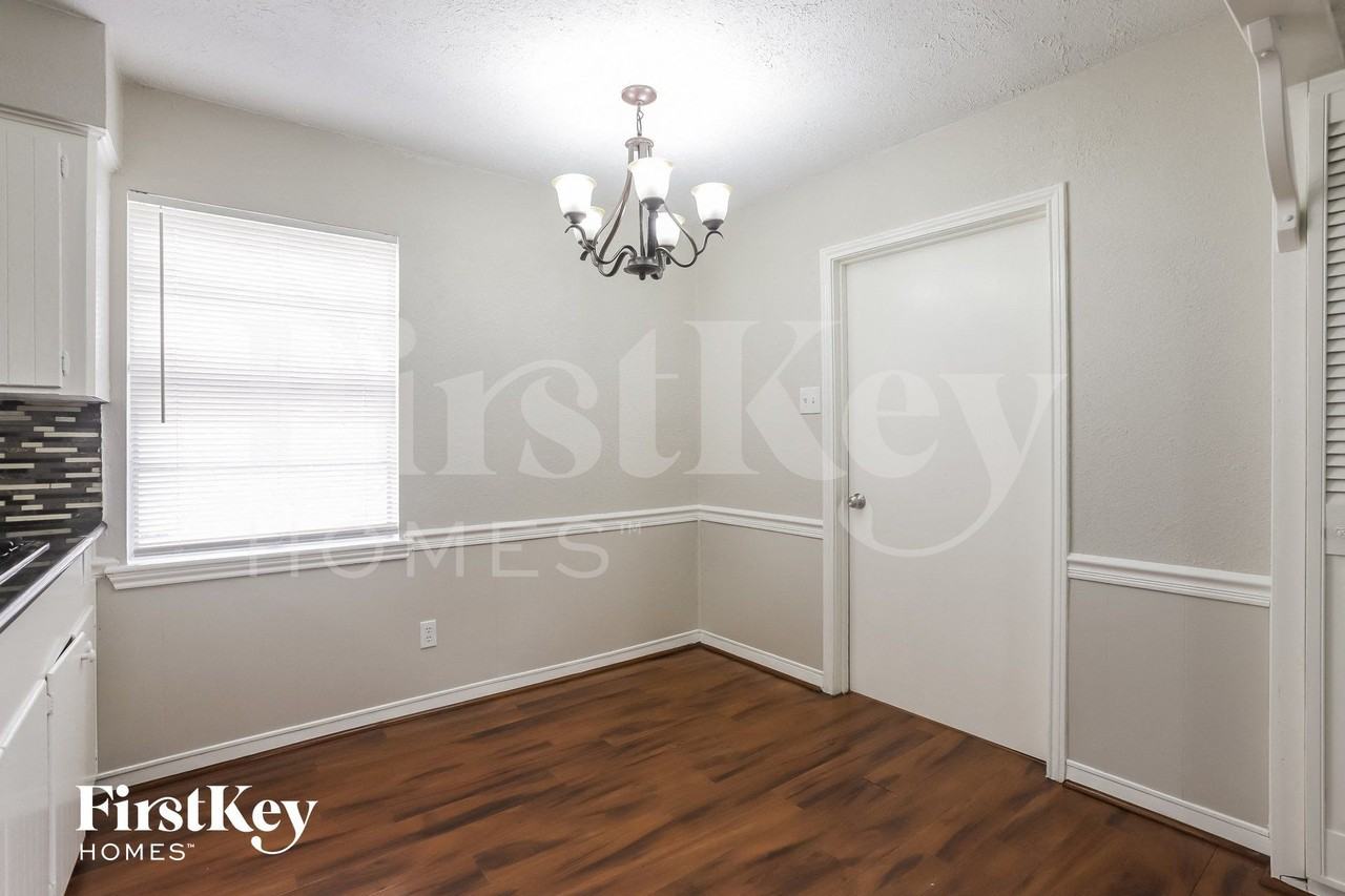 12115 Hillcroft Ave - Photo 5 of 15