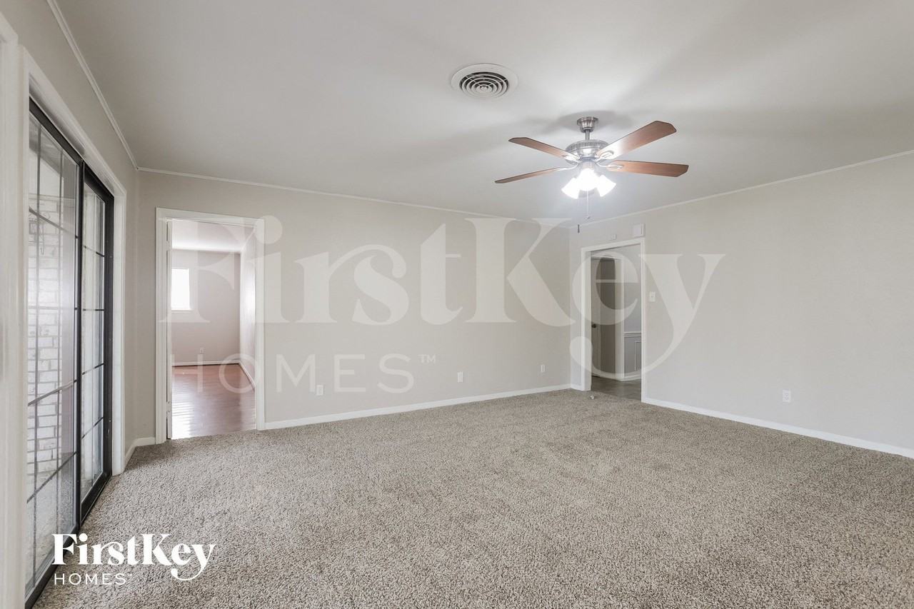 12115 Hillcroft Ave - Photo 7 of 15