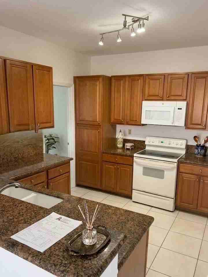 11541 Nw 68th Ter - Photo 5 of 8