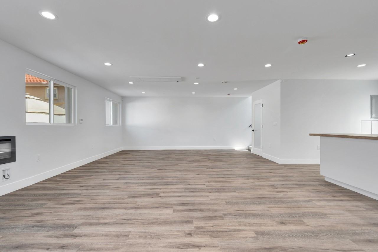 11613 Burbank Blvd - Photo 2 of 29