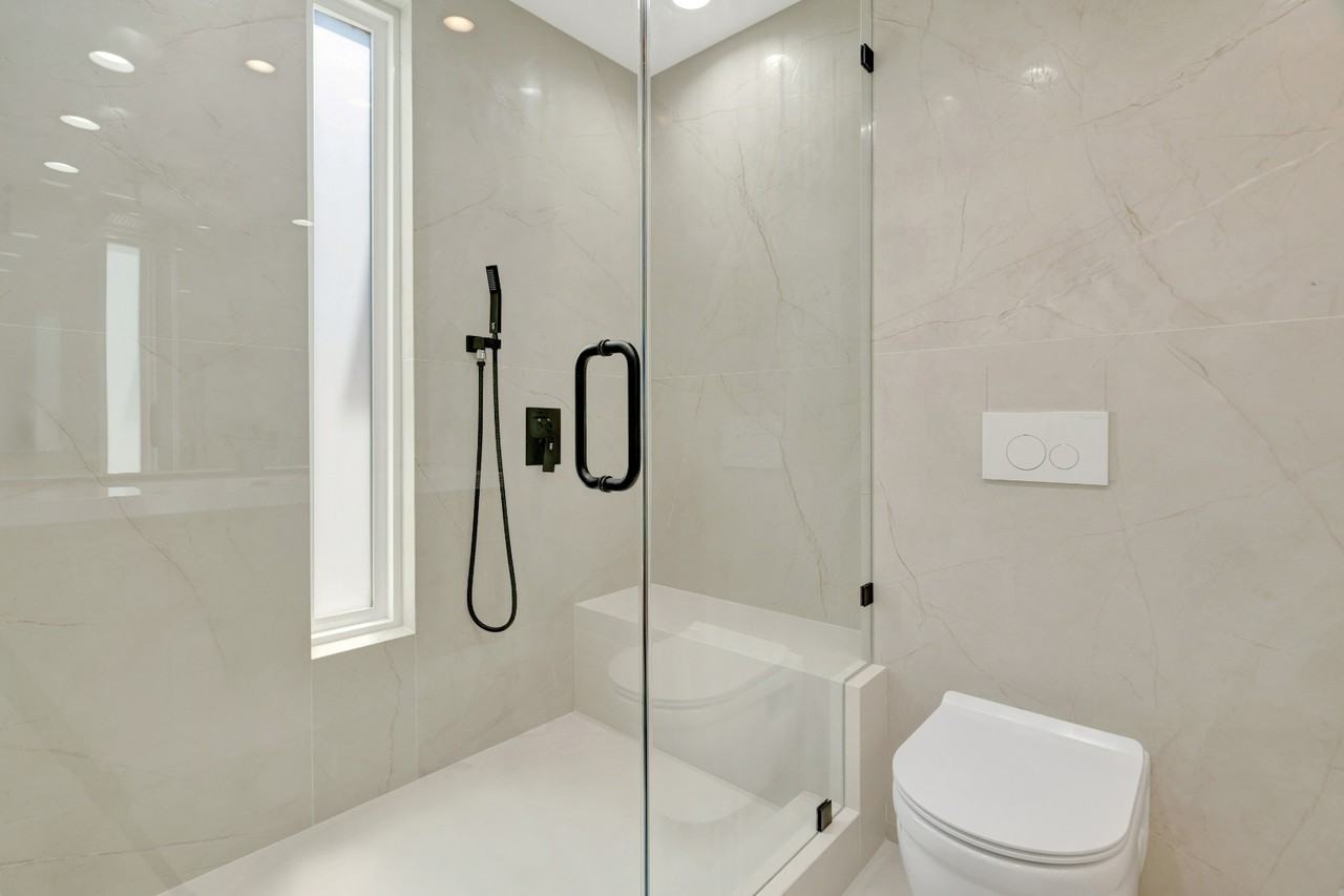 11611 Burbank Blvd - Photo 7 of 12