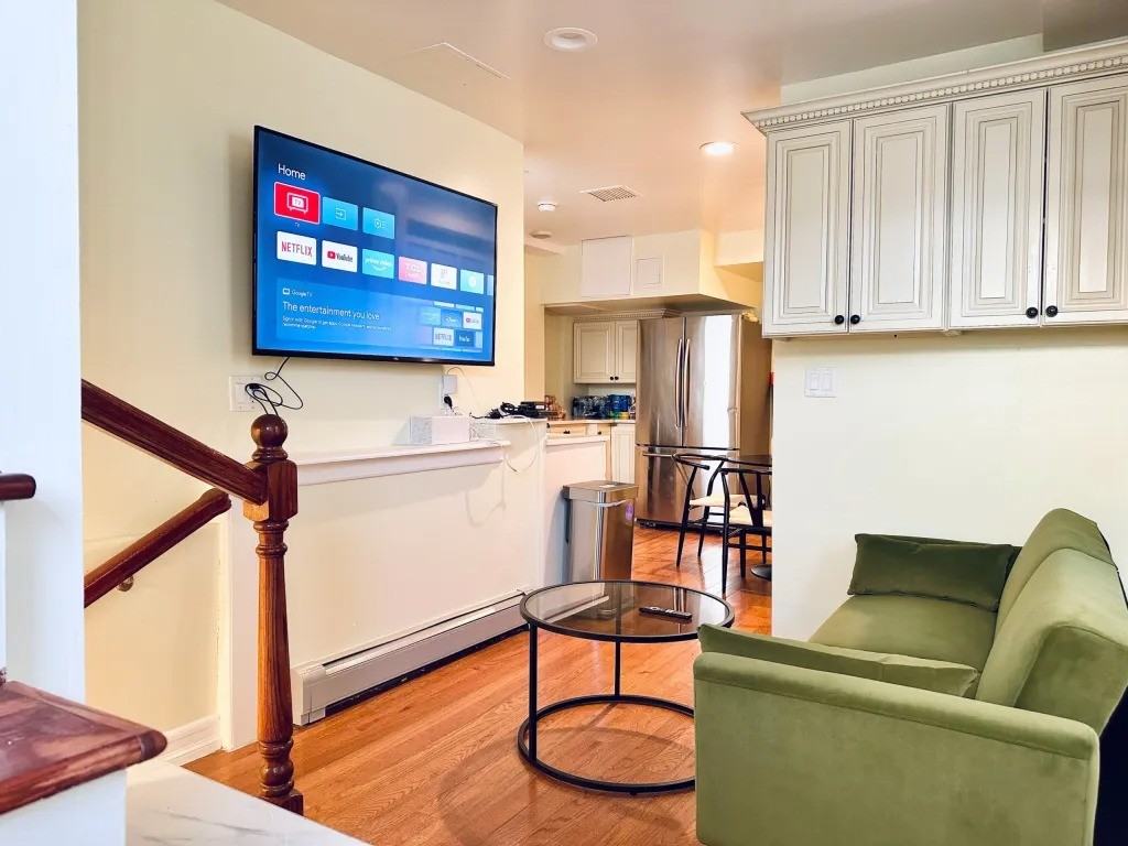 Private Bedroom in 4 Bedroom/3 Bathroom Home - Photo 4 of 11