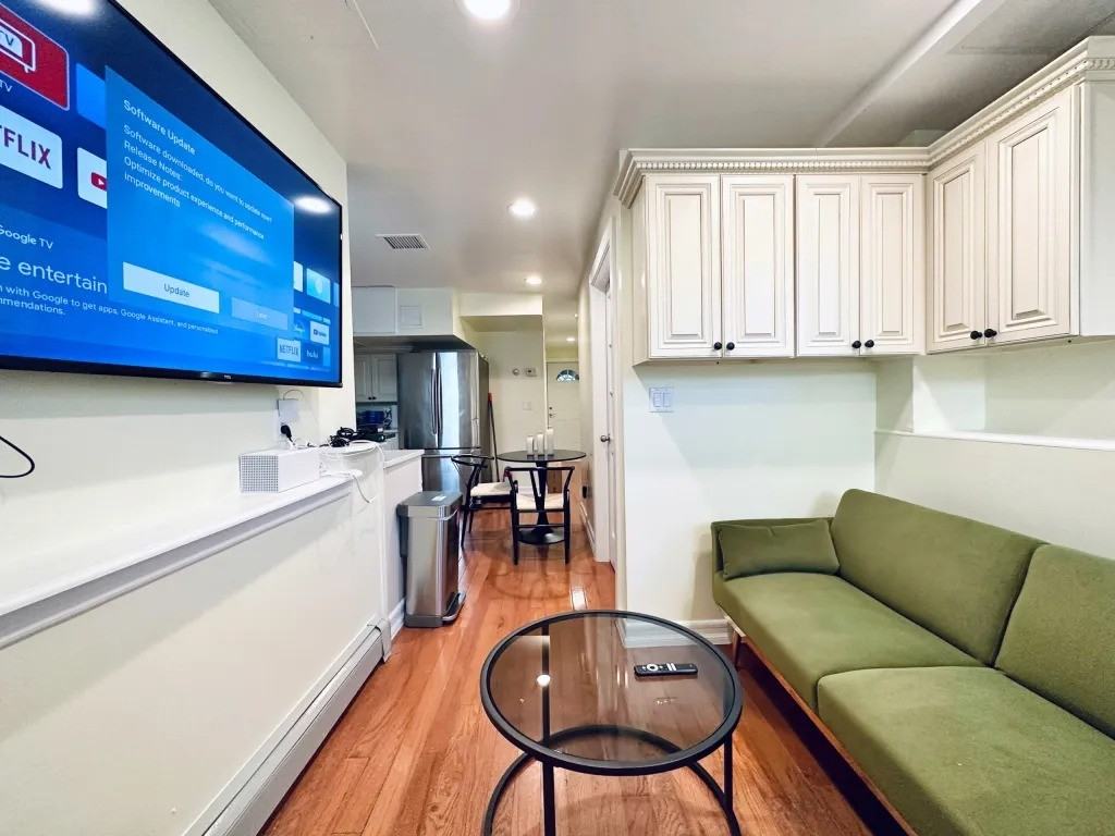 Private Bedroom in 4 Bedroom/3 Bathroom Home - Photo 5 of 11