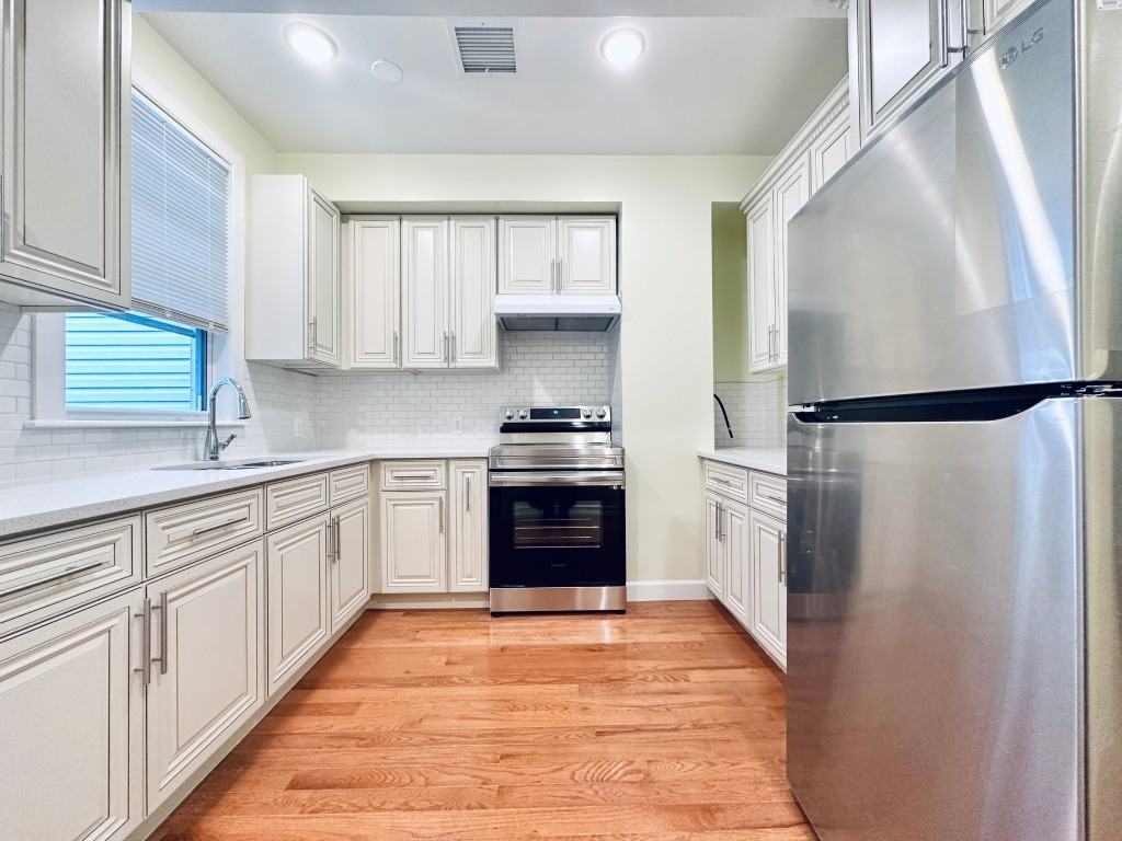 Private Bedroom in 4 Bedroom/3 Bathroom Home - Photo 6 of 11