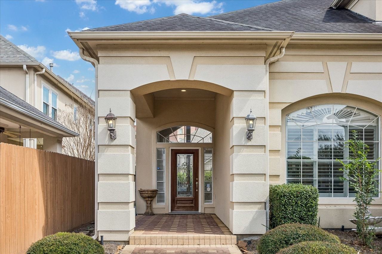 1119 Gardencrest Ln - Photo 2 of 37