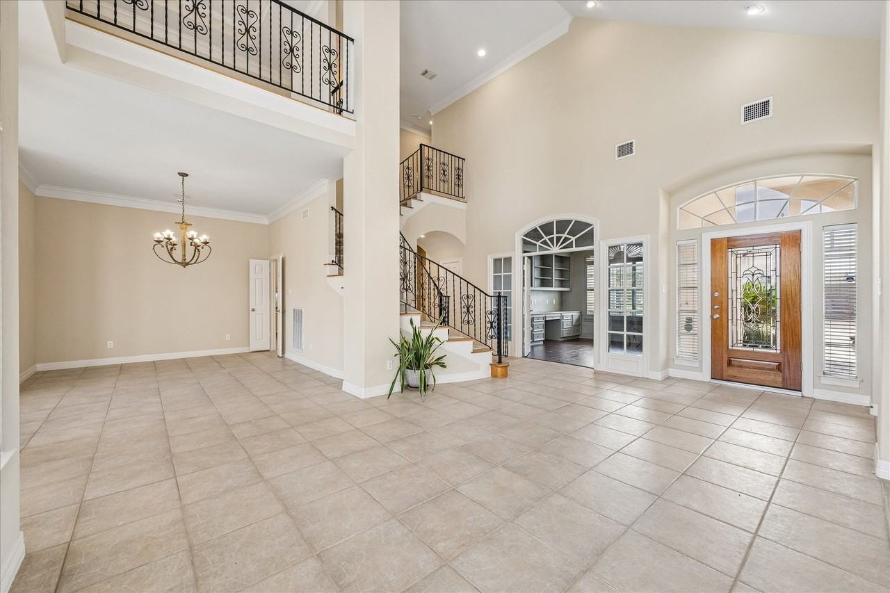 1119 Gardencrest Ln - Photo 4 of 37