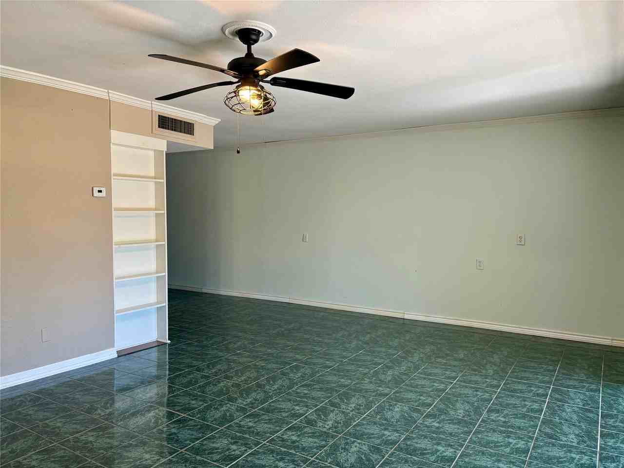 18210 Bal Harbour Dr - Photo 4 of 29