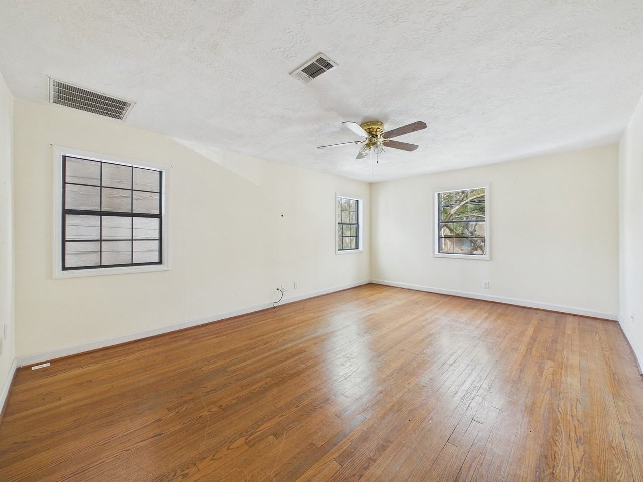 5110 Academy St - Photo 5 of 22