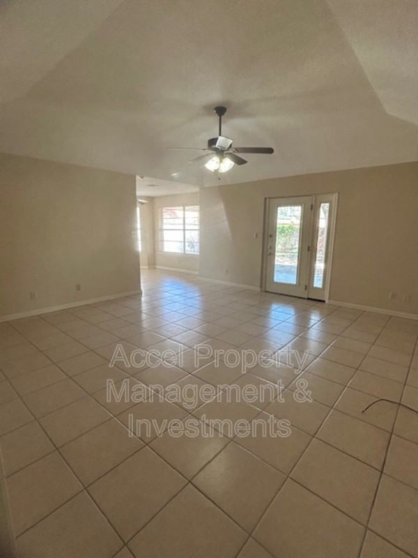 2405 Mimosa St - Photo 4 of 33