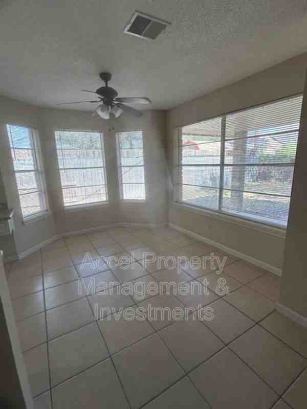 2405 Mimosa St - Photo 5 of 33