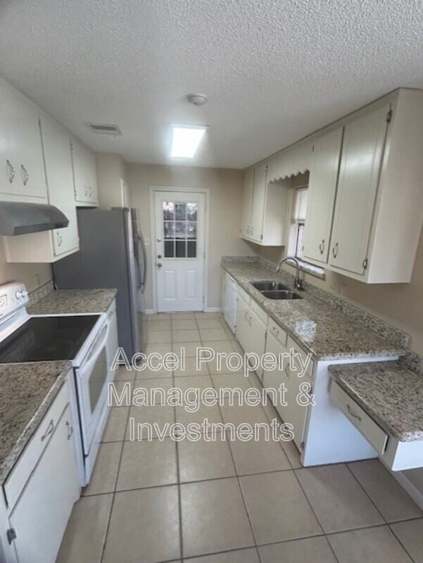 2405 Mimosa St - Photo 6 of 33