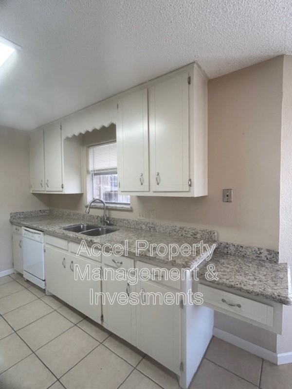 2405 Mimosa St - Photo 7 of 33