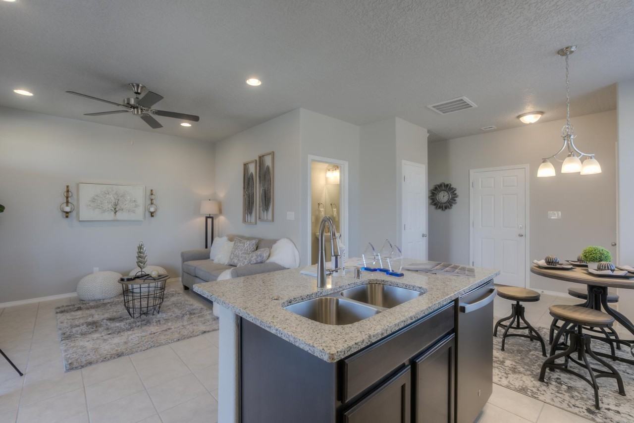 3617 Queen Ct Ne - Photo 2 of 12