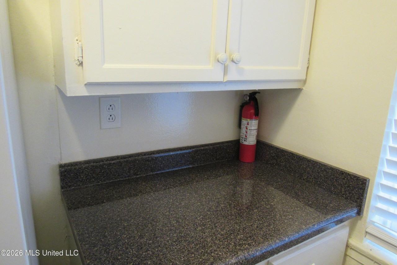 1043 Poplar Blvd - Photo 6 of 16