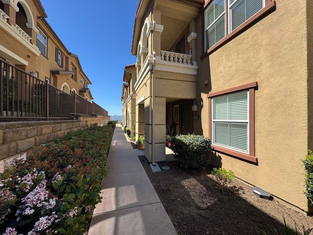 1206 Calabria St - Photo 3 of 48