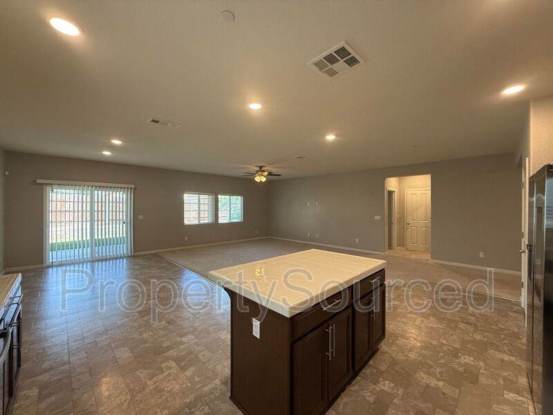 437 Pendragon St - Photo 6 of 47