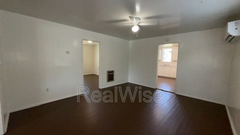 328 Se Lane Ave - Photo 3 of 16