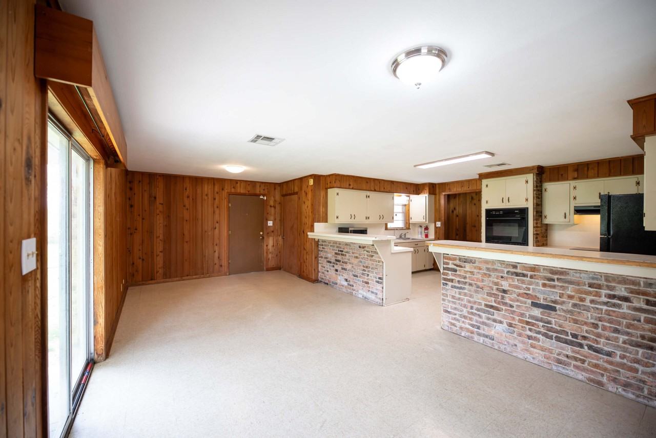 911 John Stine Rd - Photo 3 of 12