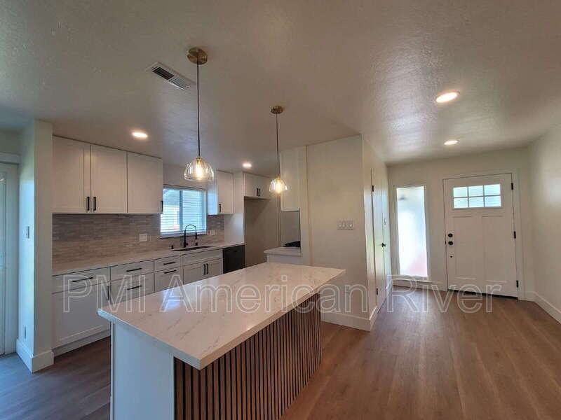 2462 Town Cir - Photo 5 of 21