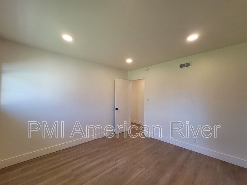 2462 Town Cir - Photo 7 of 21