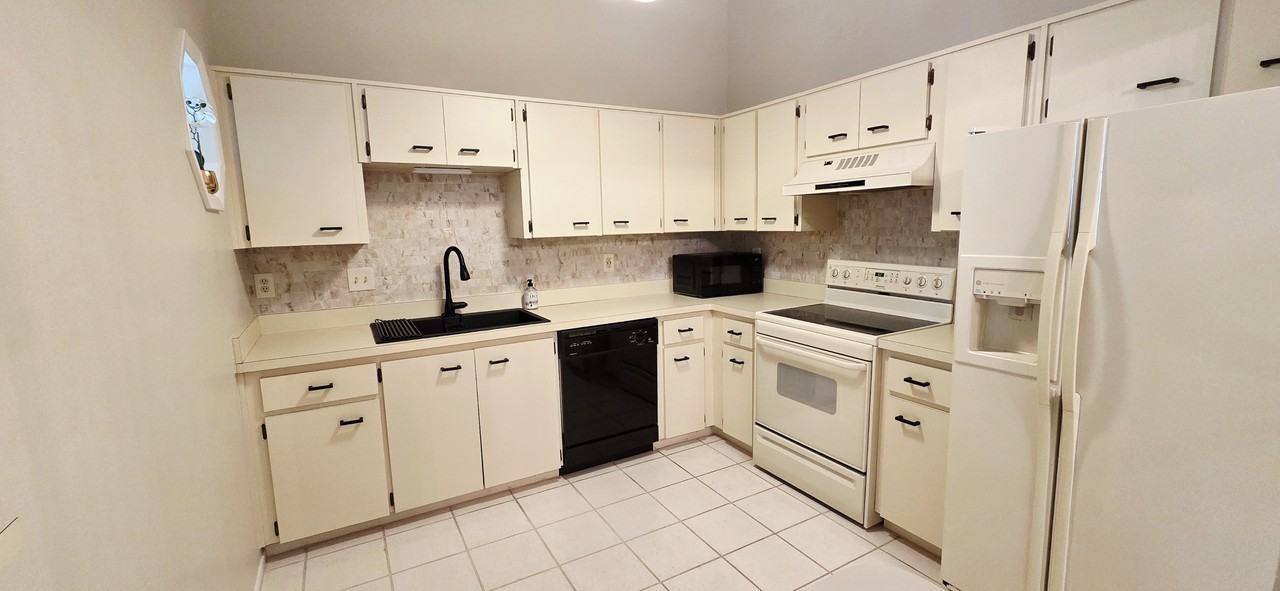 2101 Fox Chase Blvd - Photo 2 of 13