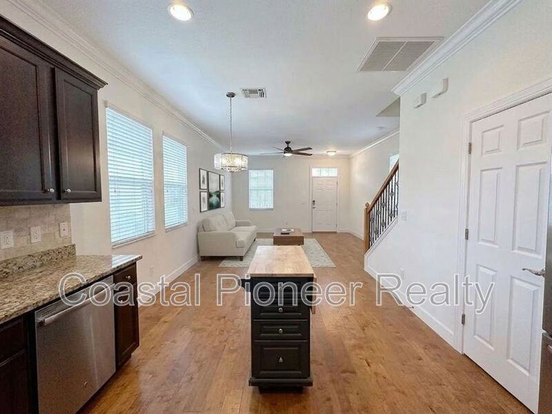 633 Jetstar Ln - Photo 2 of 10