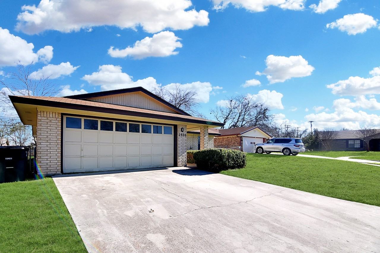 2806 Grasslands Dr - Photo 3 of 23