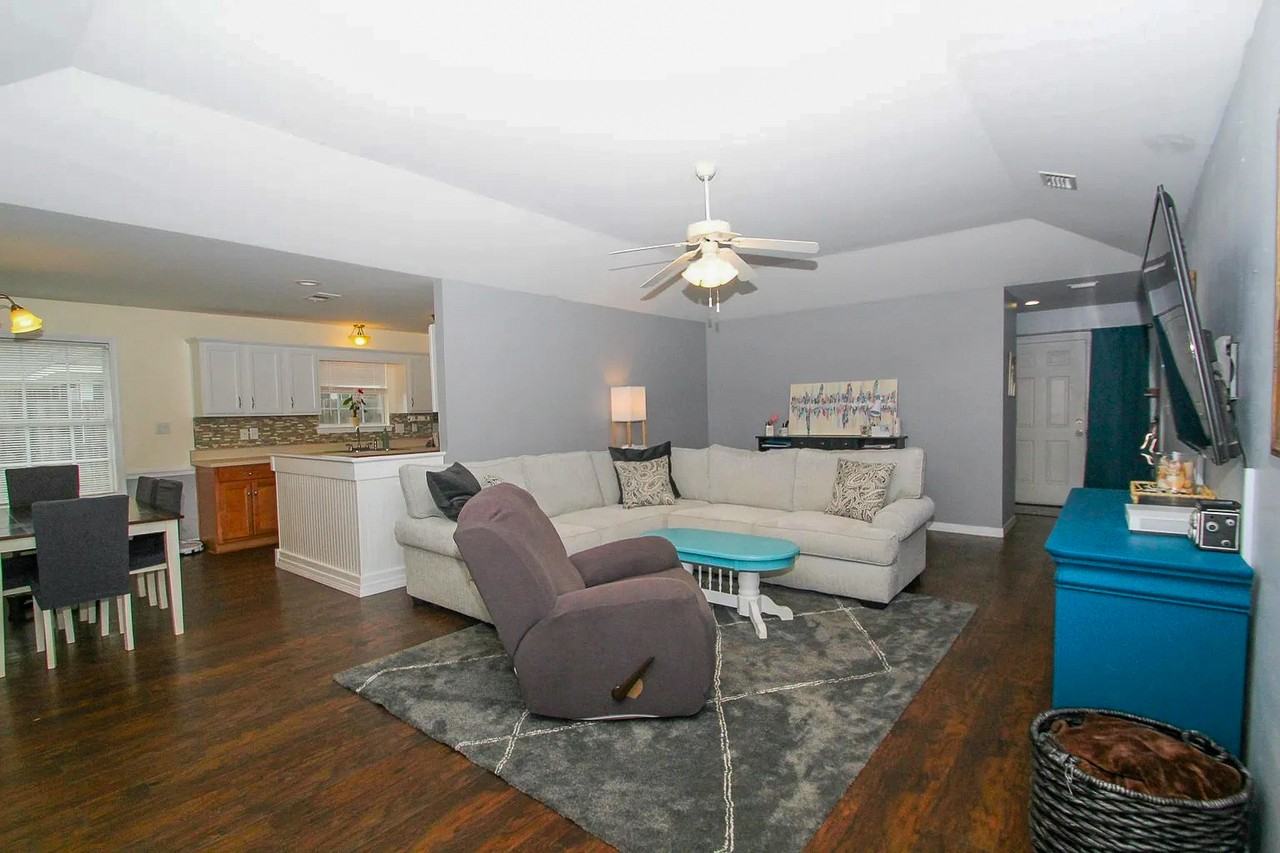 25920 Argonne Dr - Photo 3 of 5