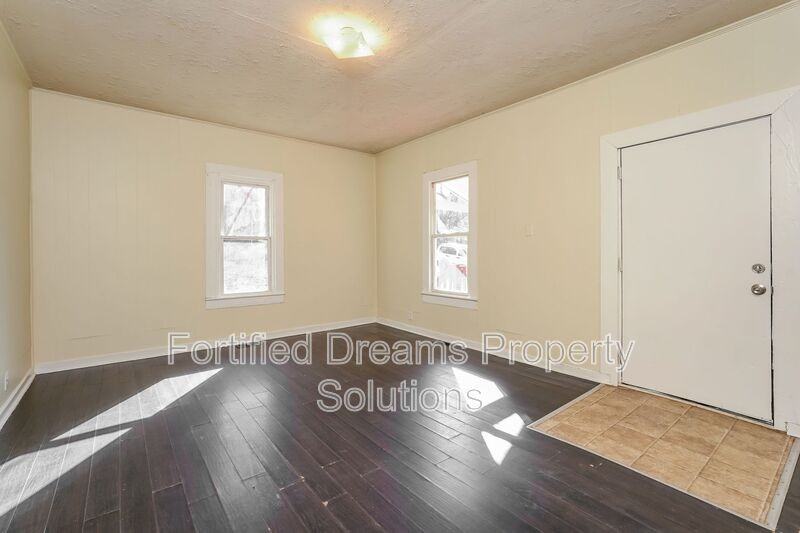 2021 Row St - Photo 3 of 14