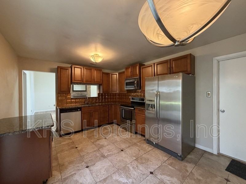 1620 Boles Pl - Photo 5 of 11