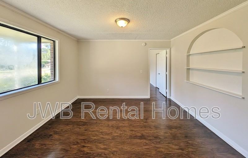 3025 Armstrong St - Photo 5 of 10